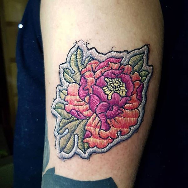 tatuagem bordada de flor